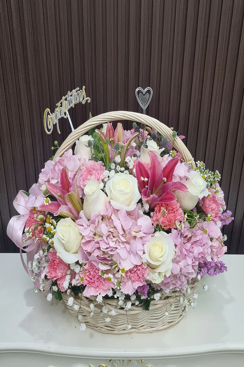 กระเช้าดอกไม้สดสีชมพูอ่อน ดอกไฮเดรนเยีย