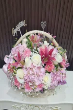 กระเช้าดอกไม้สีชมพูอ่อน