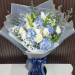ช่อดอกไม้สดสีฟ้าขาว