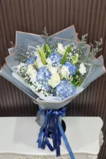 ช่อดอกไม้สดสีฟ้าขาว