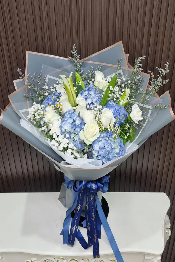 ช่อดอกไม้สดสีฟ้าขาว