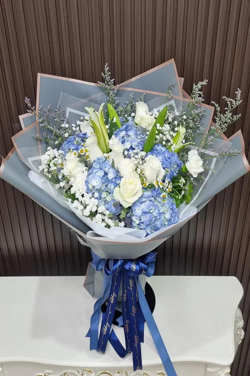 ช่อดอกไม้สดสีฟ้าขาว
