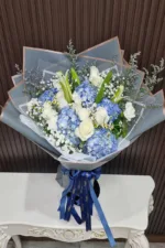 ช่อดอกไม้สดสีฟ้าขาว