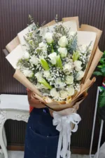 ช่อดอกไม้สดสีขาวห่อสีน้ำตาล