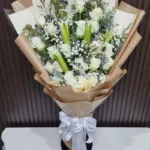 ช่อดอกไม้สดสีขาวห่อสีน้ำตาล