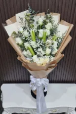 ช่อดอกไม้สดสีขาวห่อสีน้ำตาล