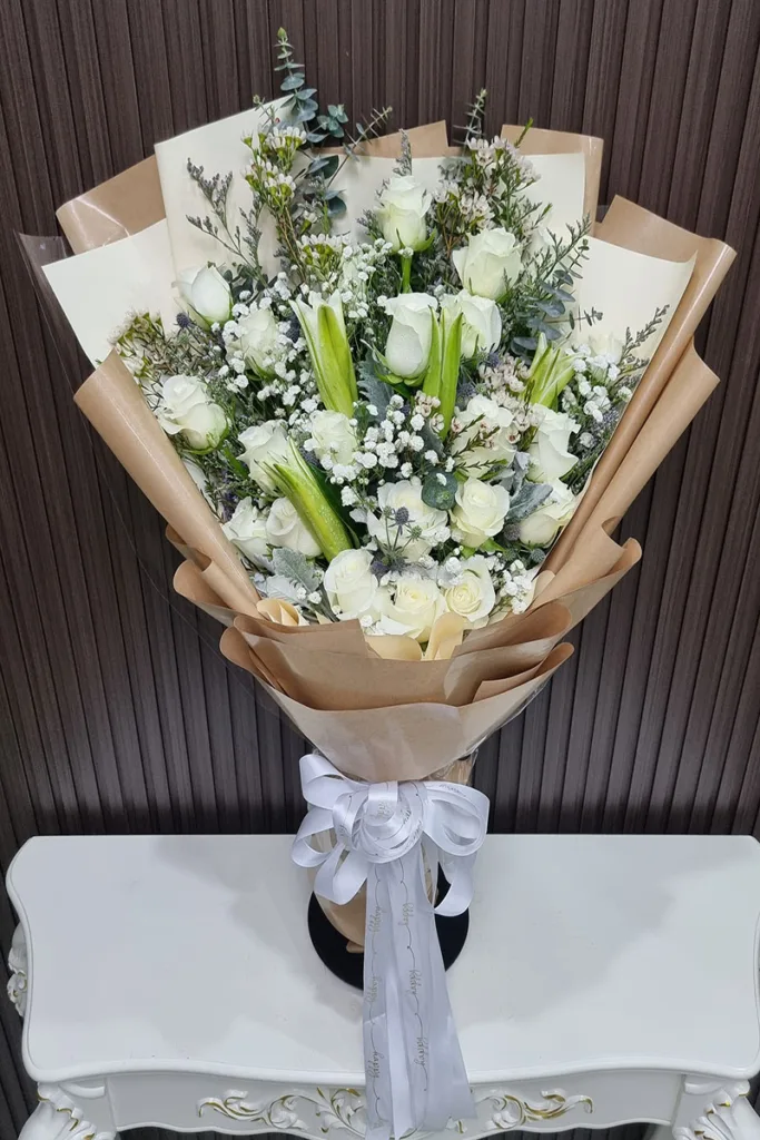 ช่อดอกไม้สดสีขาวห่อสีน้ำตาล