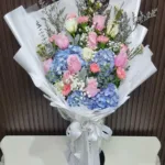 ช่อดอกไม้สดสีฟ้าชมพู