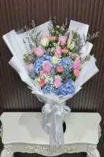 ช่อดอกไม้สดสีฟ้าชมพู