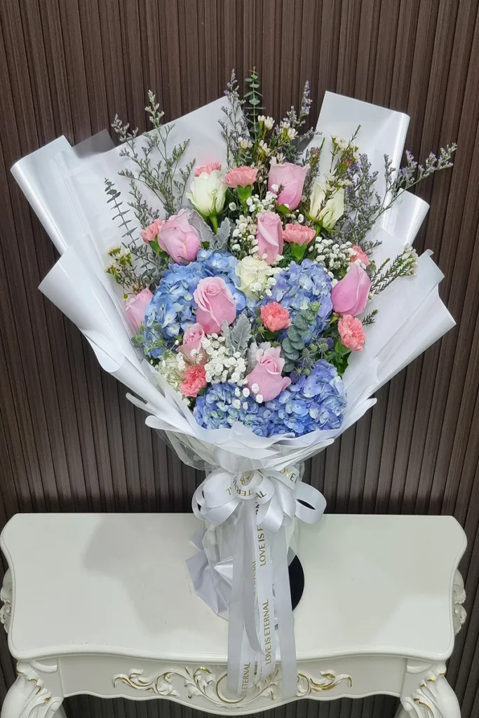 ช่อดอกไม้สดสีฟ้าชมพู