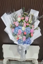 ช่อดอกไม้สดสีฟ้าชมพูห่อสีขาว
