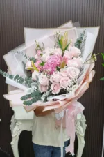 ช่อดอกไม้สดสีชมพูหวาน