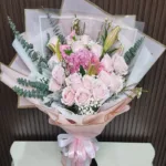 ช่อดอกไม้สดสีชมพูหวาน