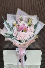 ช่อดอกไม้สดสีชมพูหวาน