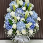 แจกันดอกไม้สดสีฟ้าขาว