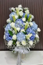 แจกันดอกไม้สดสีฟ้าขาว