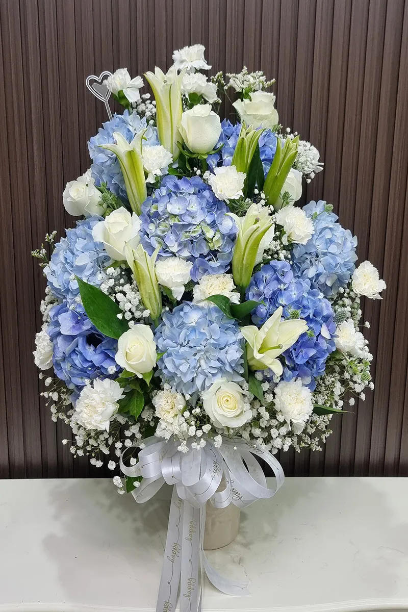 แจกันดอกไม้สดสีฟ้าขาว