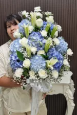 แจกันดอกไม้สดสีฟ้า