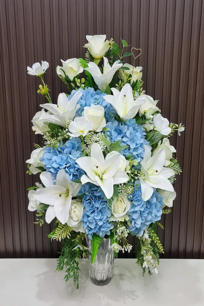 แจกันดอกไม้ประดิษฐ์สีฟ้าขาว