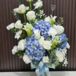 แจกันดอกไม้สดสีฟ้าขาว