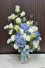 แจกันดอกไม้สดสีฟ้าขาว