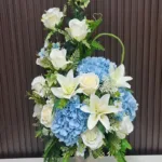 แจกันดอกไม้ประดิษฐ์สีฟ้าขาว
