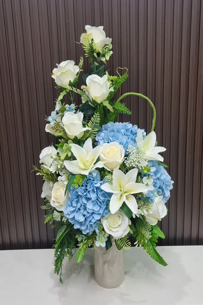 แจกันดอกไม้ประดิษฐ์สีฟ้าขาว