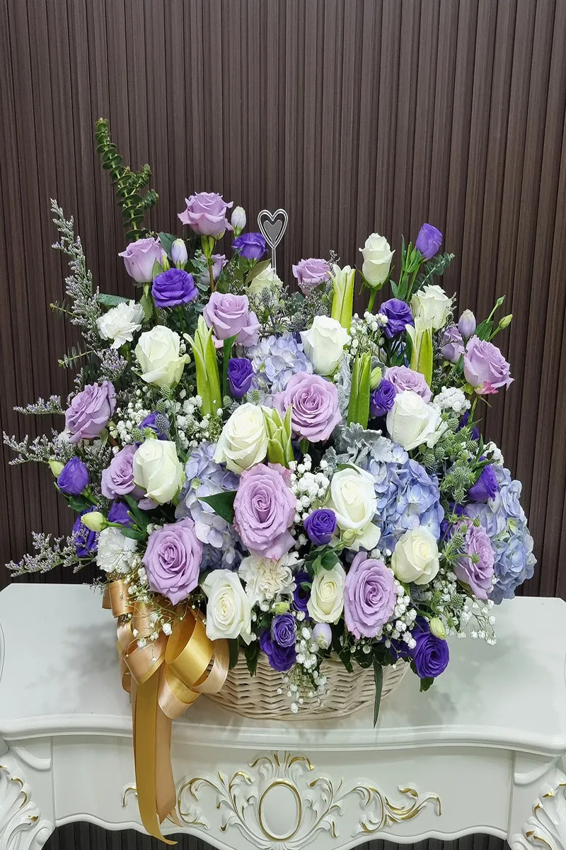 กระเช้าดอกไม้สีม่วงอ่อน กระเช้าดอกไม้สีม่วงอ่อน พาสเทล