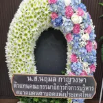 พวงหรีดดอกไม้สดสีฟ้าชมพู