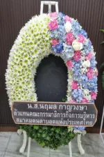 พวงหรีดดอกไม้สดสีฟ้าชมพู