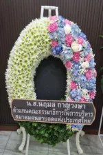 พวงหรีดดอกไม้สดสีชมพูฟ้า