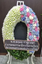 พวงหรีดดอกไม้สดสีฟ้า-W1010 - Image 2