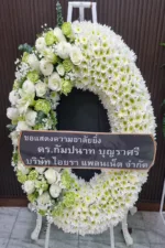 พวงหรีดดอกไม้สดสีขาวเขียว