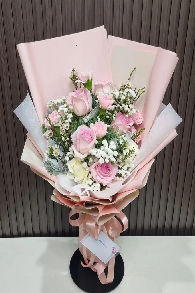 ช่อดอกไม้สดสีชมพู