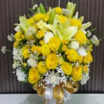 แจกันดอกไม้สดสีเหลือง