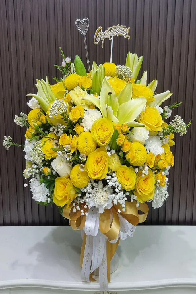 แจกันดอกไม้สดสีเหลือง