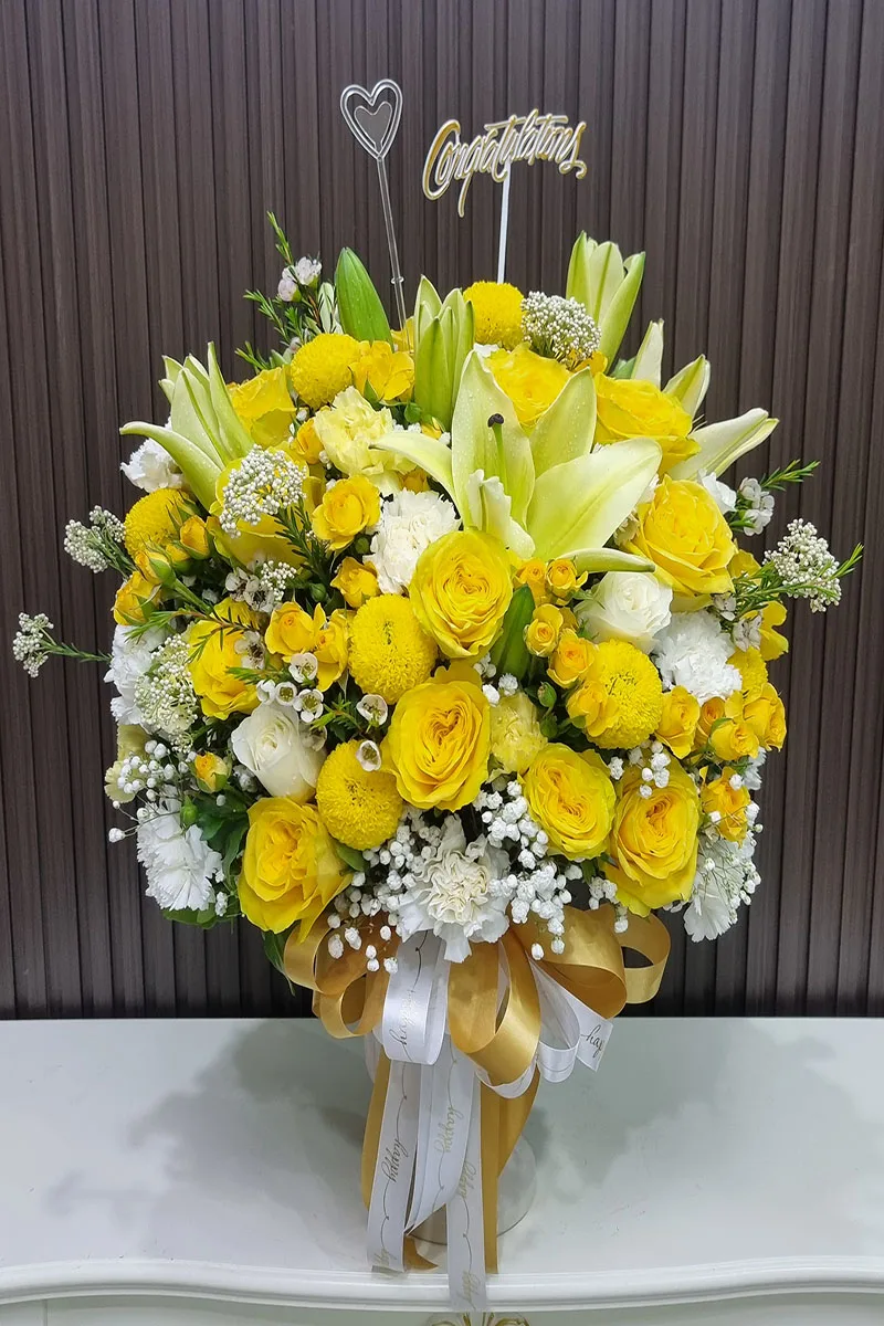 แจกันดอกไม้สดสีเหลือง