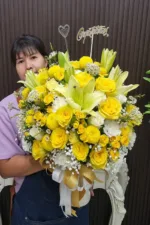 แจกันดอกไม้สดสีเหลือง