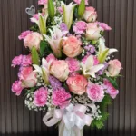 แจกันดอกไม้สดสีชมพู