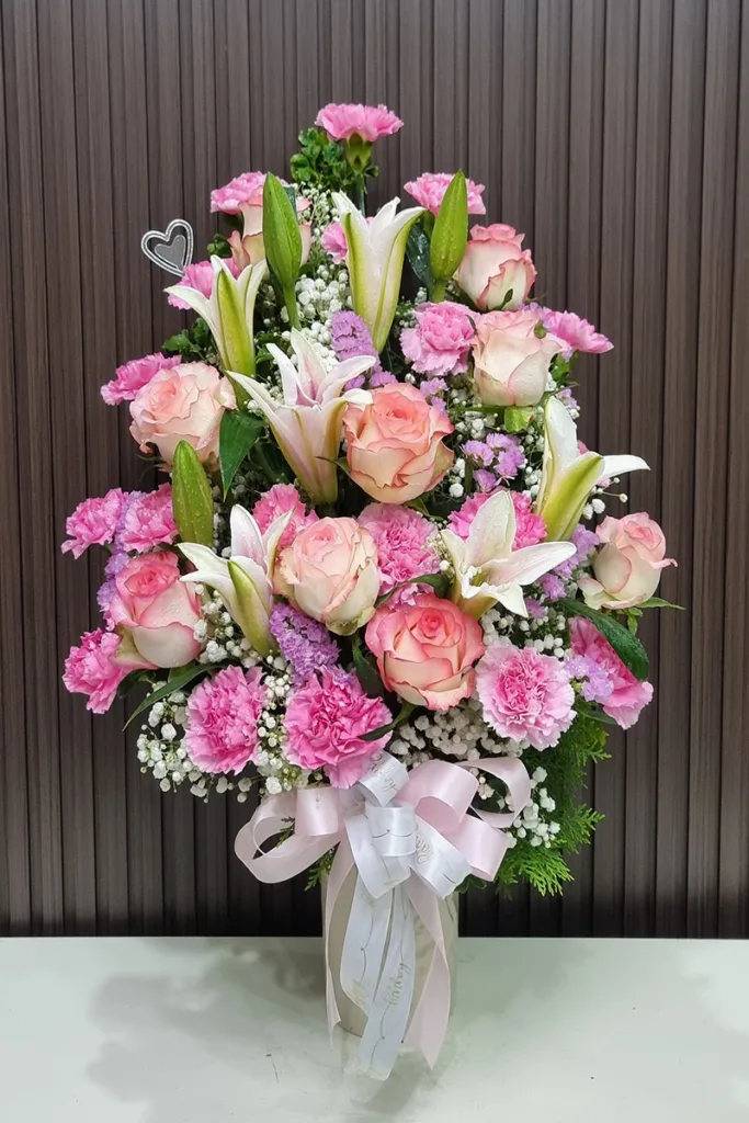 แจกันดอกไม้สดสีชมพู