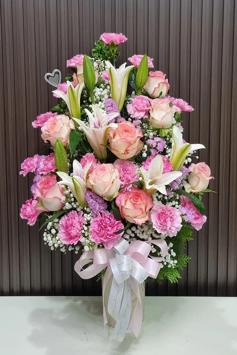 แจกันดอกไม้สดสีชมพู