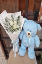 ช่อดอกกุหลาบกับตุ๊กตาหมี