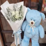 ช่อดอกไม้กับตุ๊กตาหมี