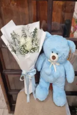 ช่อดอกไม้กับตุ๊กตาหมี