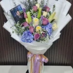 ช่อดอกไม้สดสีม่วงฟ้า