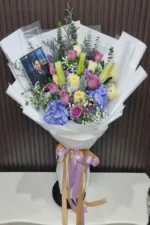 ช่อดอกไม้สดสีม่วงฟ้า