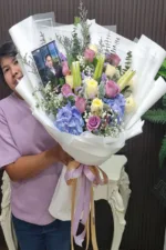 ช่อดอกไม้สดสีม่วงฟ้า