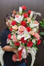 แจกันดอกไม้ประดิษฐ์สีแดงชมพู