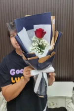 ช่อดอกกุหลาบแดงดอกเดียว