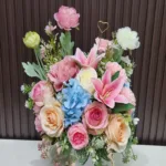 แจกันดอกไม้ประดิษฐ์สีชมพู